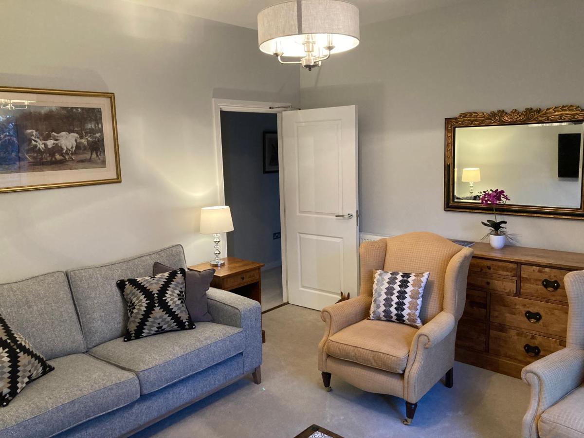 Hedgefield House - Serene Top Floor Flat インヴァネス エクステリア 写真