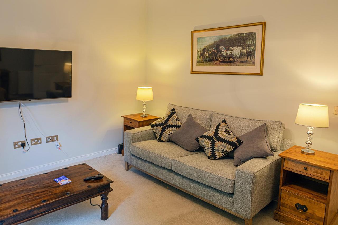 Hedgefield House - Serene Top Floor Flat インヴァネス エクステリア 写真